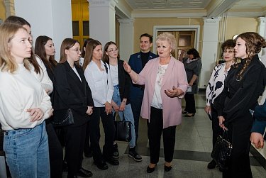 Для студентов ОГУ провели экскурсию по областному парламенту